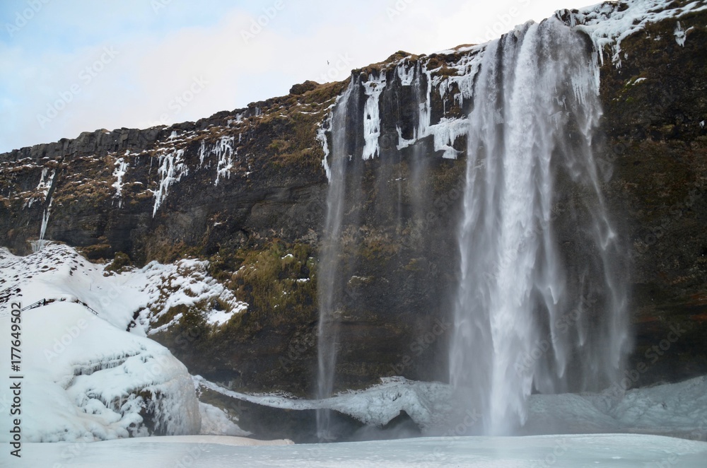 Obraz premium アイスランド セリャラントスフォス 南部観光 滝 裏見 絶景 冬 iceland island winter waterfall Seljalandsfoss