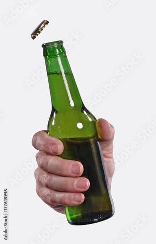 Foto Mano destapando la botella de cerveza.