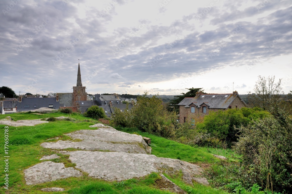 Vue sur le village de La Clarté en Bretagne