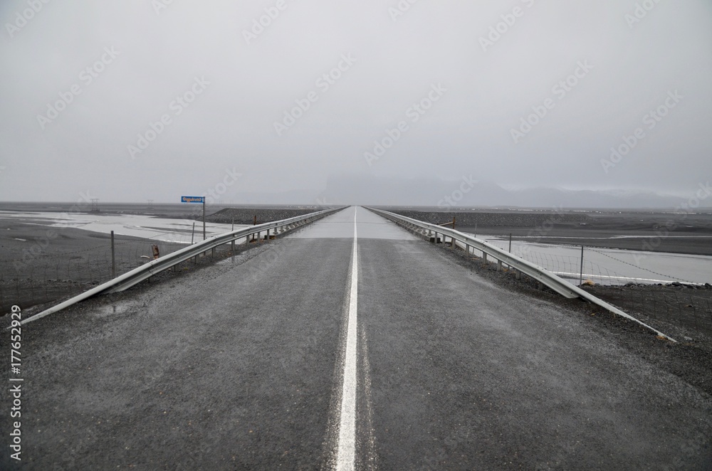 アイスランド　道路　橋　絶景　冬　レンタカー　セルフドライブ　iceland island winter road bride rental car self drive