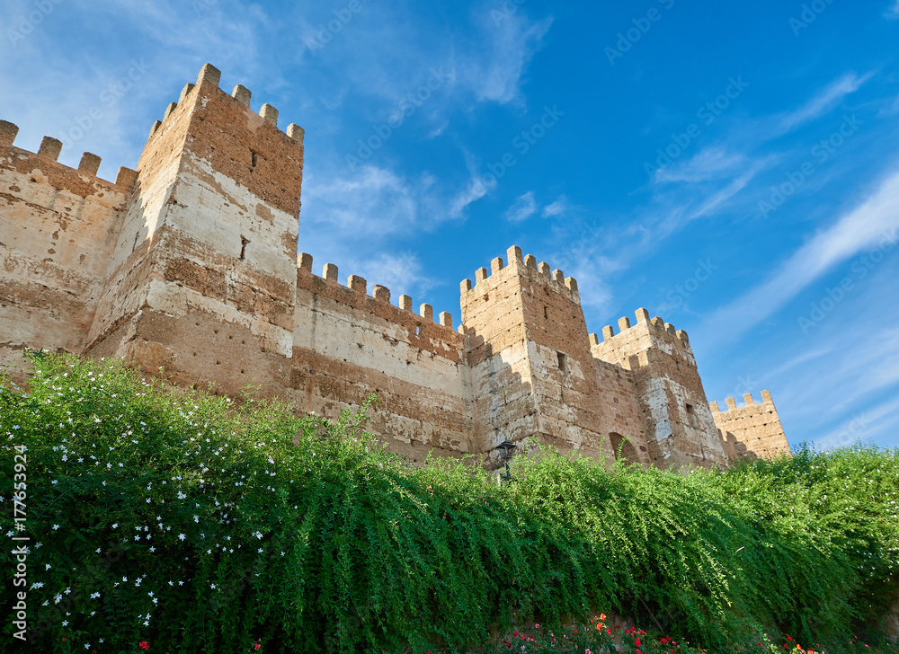Vista de la Fachada del Castillo de Burgalimar en la Localidad de Baños de la Encina, España