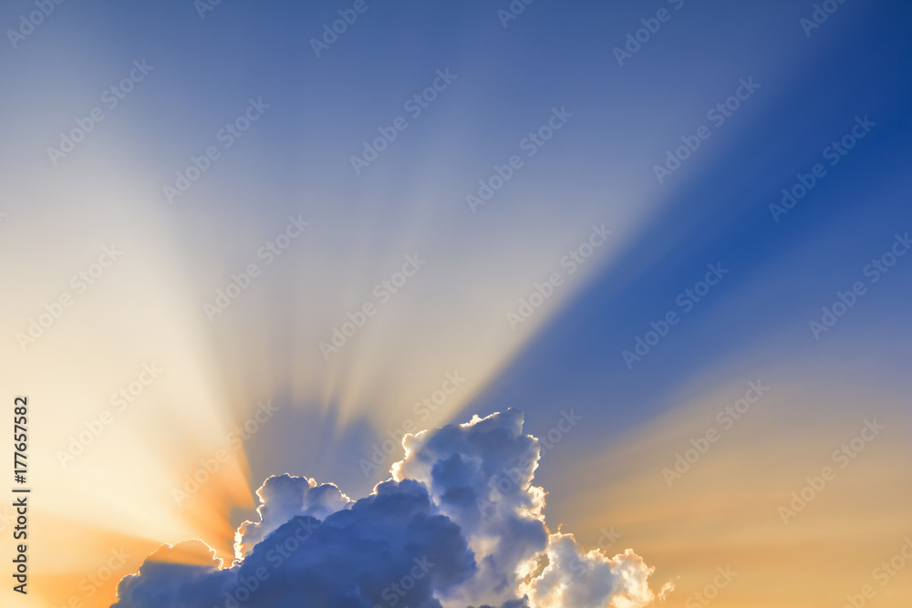 Naklejka premium Sun rays come through clouds