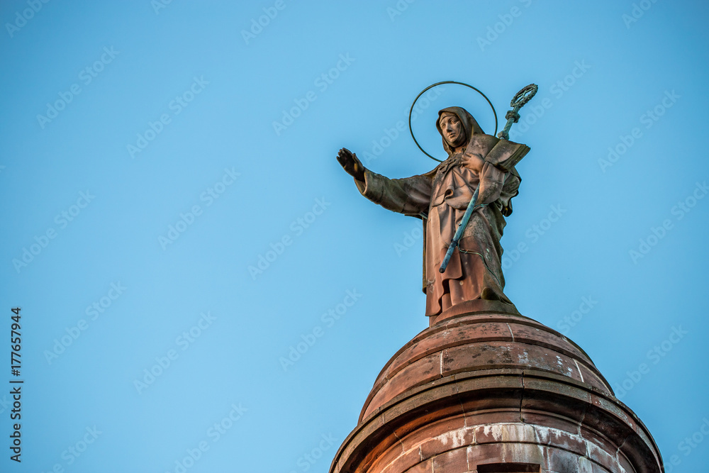 Figur auf dem Turm des Kloster Sainte Odile in den Vogesen im Elsass