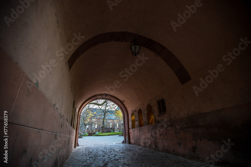 Tunnel am Eingang zum Kloster Sainte Odile in den Vogesen im Elsass