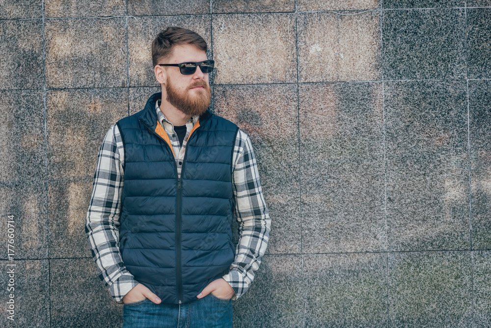 Obraz premium Handsome bearded man in casual clothes posing on camera