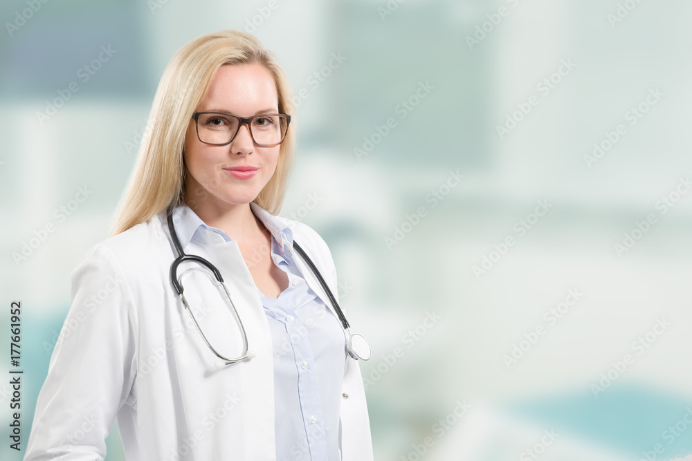 Junge hübsche Ärztin mit Stethoskop und Praxisraum im Hintergrund Junge hübsche Ärztin mit Stethoskop und Praxisraum im Hintergrund