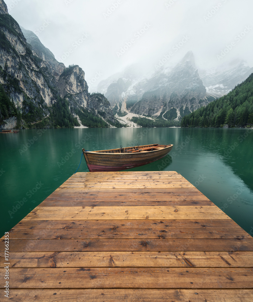 Naklejka premium Jezioro w górskiej dolinie we Włoszech. Piękny naturalny krajobraz w górach Włoch.