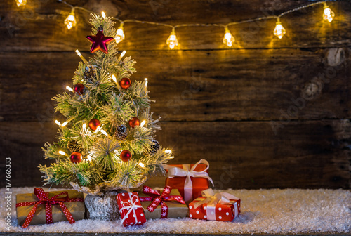 Weihnachtsbaum mit Schnee Lichter und Geschenke
