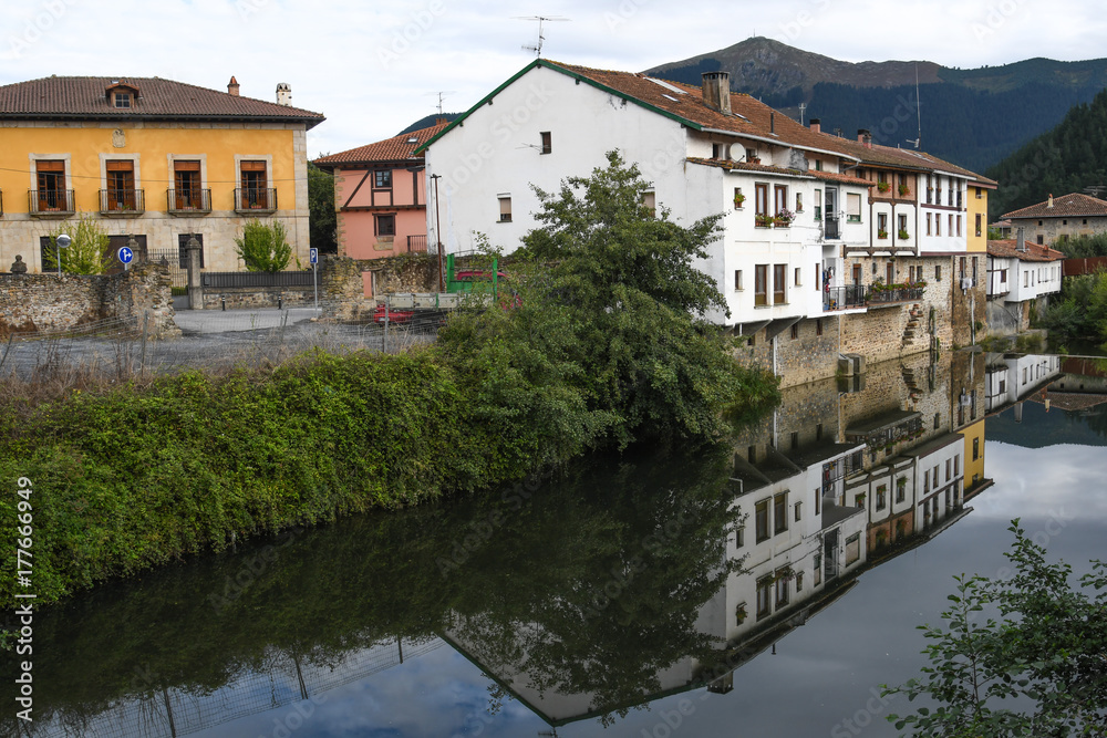 Obraz premium Village of Orozko, next to the Altube river 