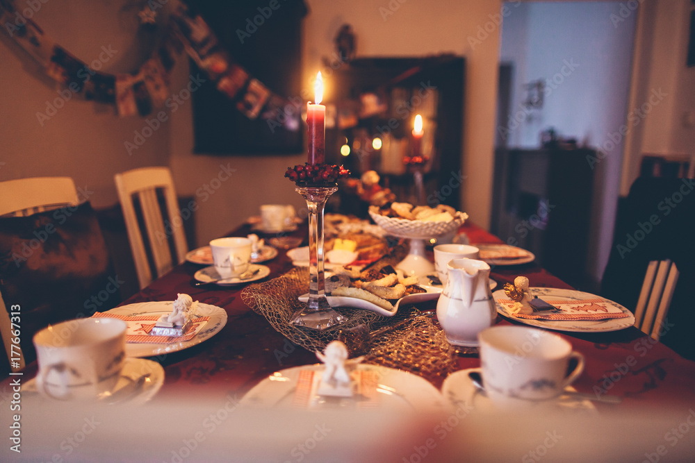 festlich gedeckter Tisch zu Weihnachten Stock-Foto | Adobe Stock