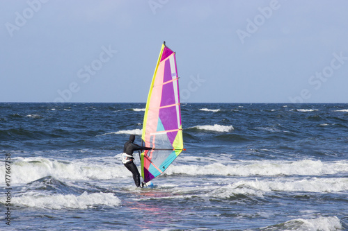 surfer windsurfer an der ostsee