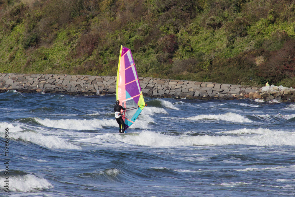 Naklejka premium surfer windsurfer an der ostsee
