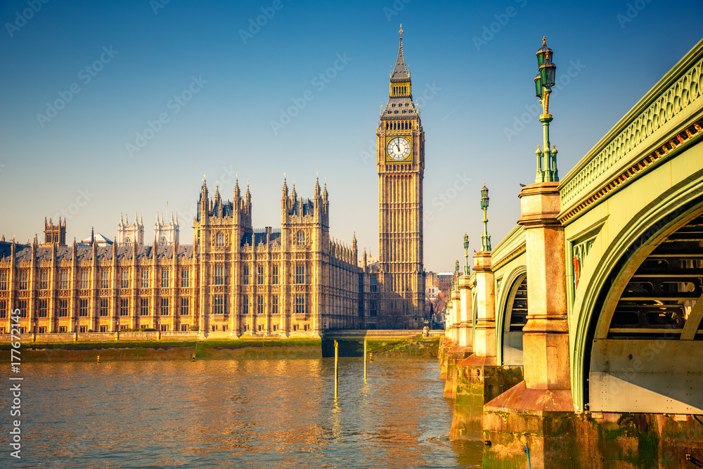 Obraz premium Big Ben and westminster bridge in London at autumn