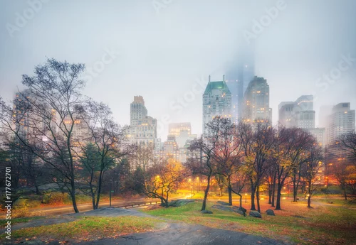 Obraz Central park w deszczowy poranek, Miasto Nowy Jork, USA