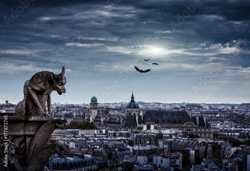 Fotografia Gargoyle of Notre Dame de Paris on Halloween, France