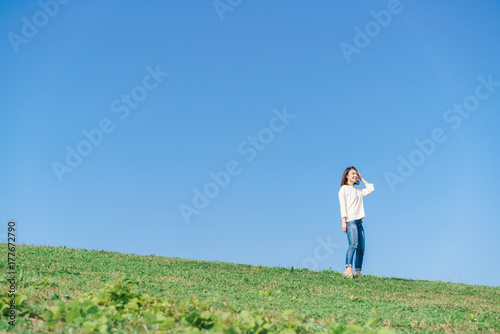 女性・青空