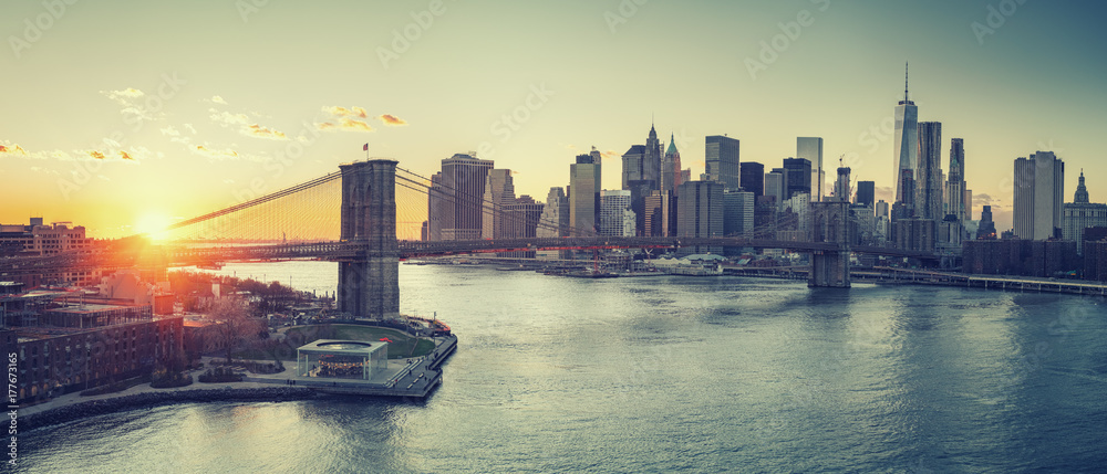 Panoramic view of Brooklyn bridge and Manhattan at sunset, New York City - obrazy, fototapety, plakaty 