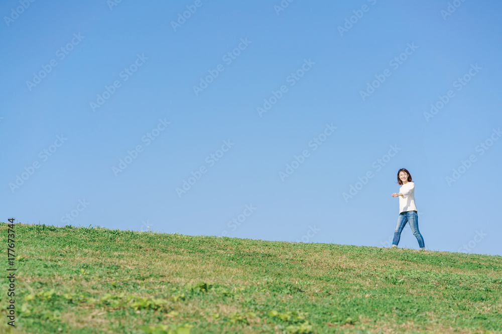 女性・青空