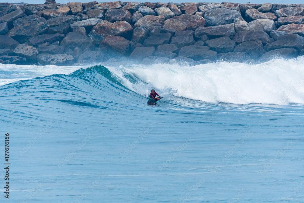 Naklejka premium Bodyboarder surfing ocean wave