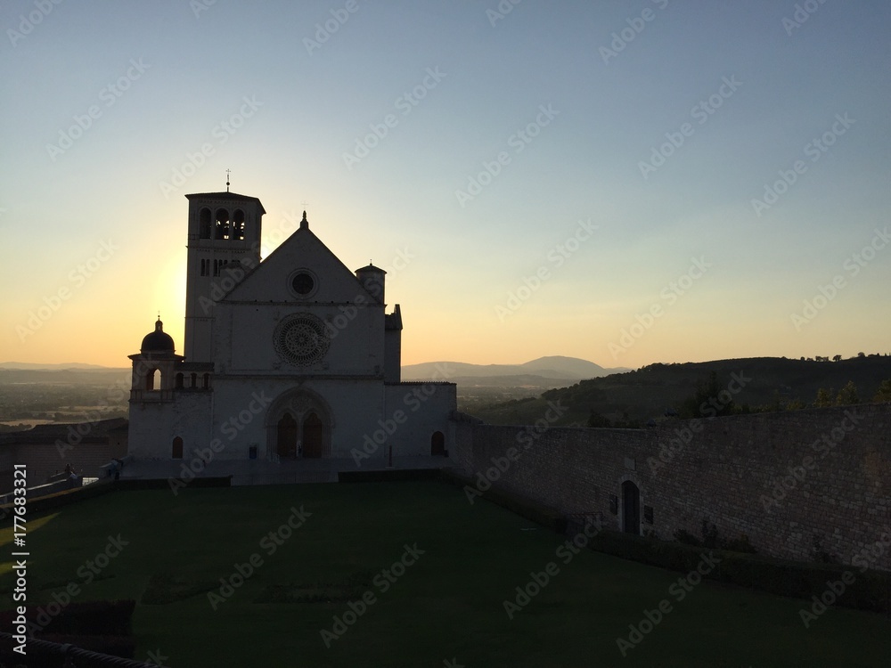Assisi, la Basilica di San Francesco al tramonto