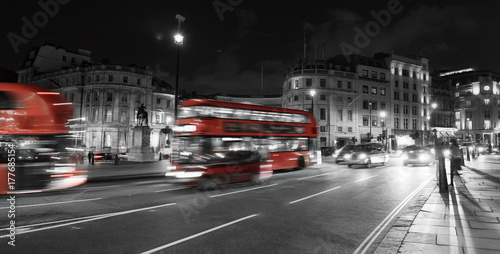 Canvas Print Vibrant London night scene at Trafalgar Square