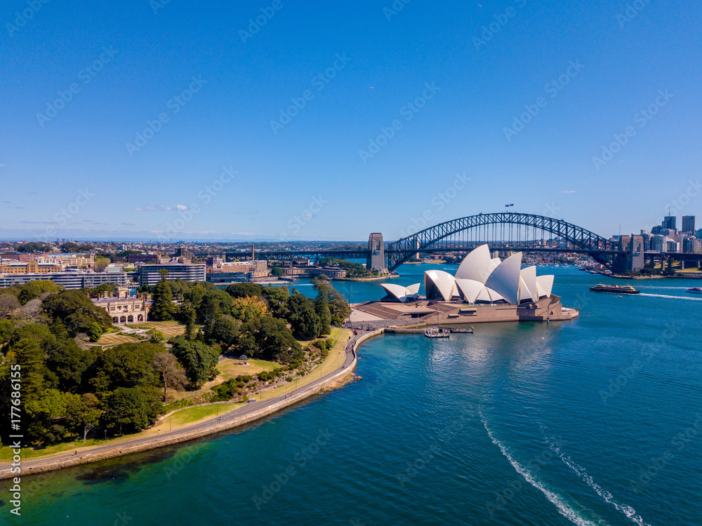 Fototapeta premium Widok z lotu ptaka na Sydney z Operą tuż przy porcie w Sydney. Piękne miasto. Australia.