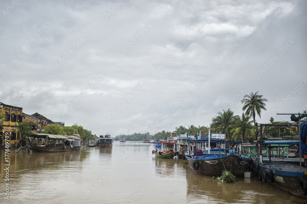 Obraz premium HOI AN, DA NANG, VIETNAM - DECEMBER 18, 2016: Boats on flooded street in the historic old town of Hoi An, Vietnam