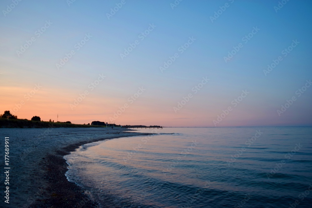 Obraz premium Sunset over the beach