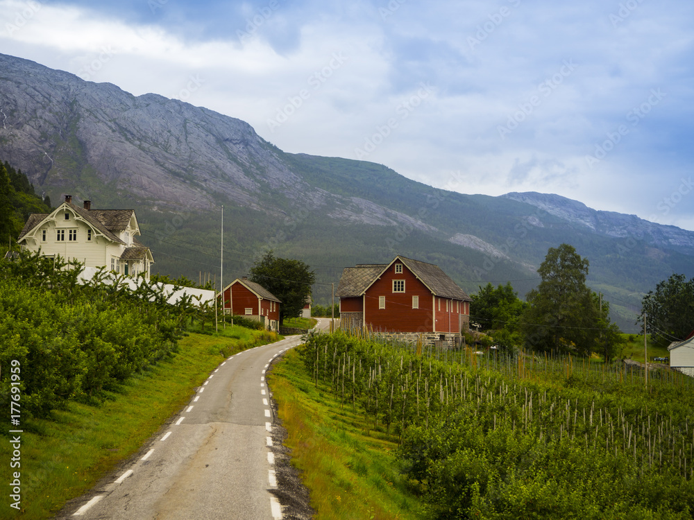 Paisajes en la carretera con montañas y casitas típicas de colores,  en la zona de ODDA a JONDAL en el sur de Noruega .Vacaciones de verano de 2017