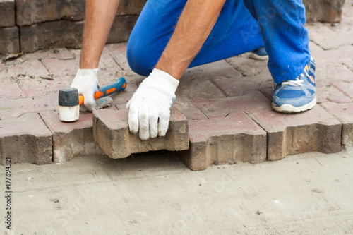 the master paves the paving slab professionally