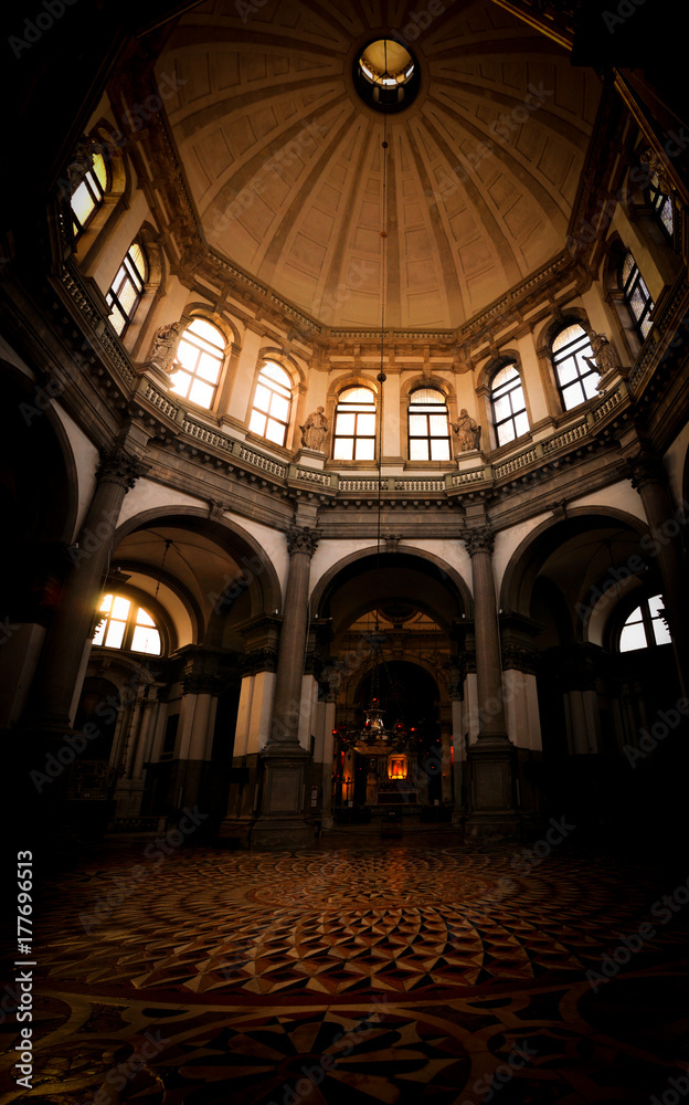 Obraz premium Into the Basilca Santa Maria in Venice