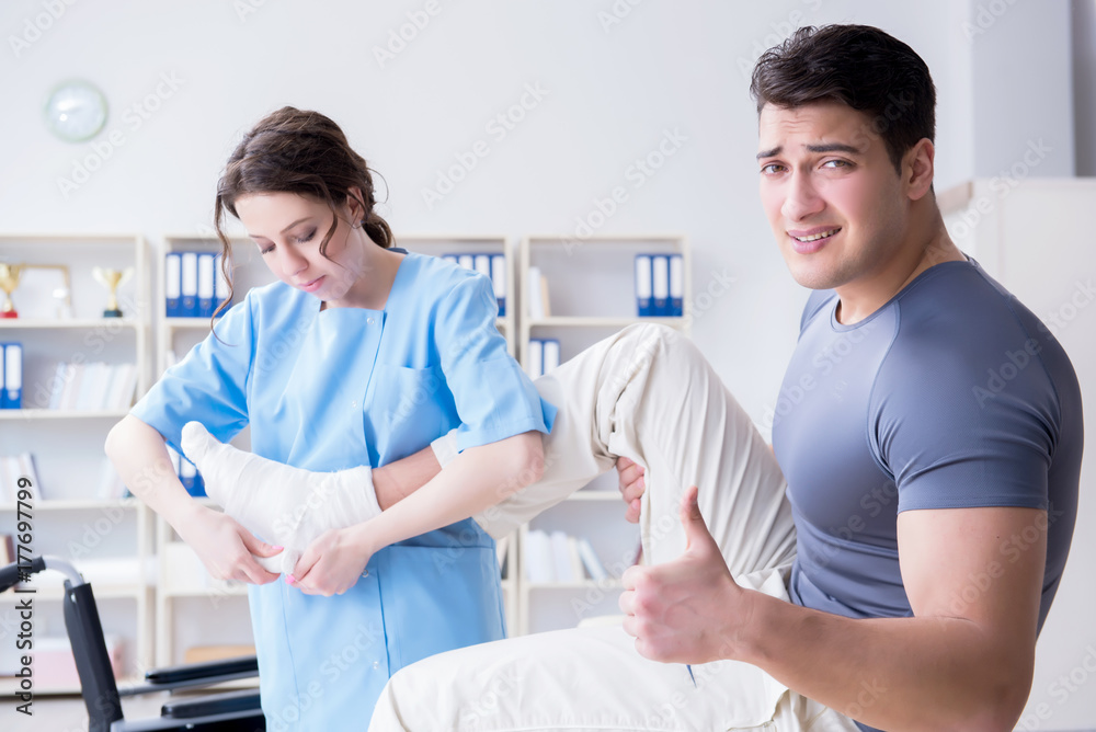 Obraz premium Doctor and patient during check-up for injury in hospital