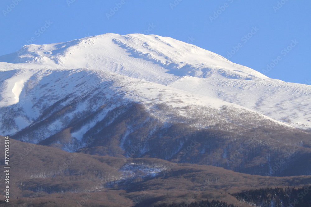 鳥海山　山頂を月光川ダムから望む　Mt.Chokai / Yazamachi, Yamagata, Japan