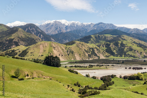 Foto grassy hills above Clarence river valley in springtime, South Island, New Zealan