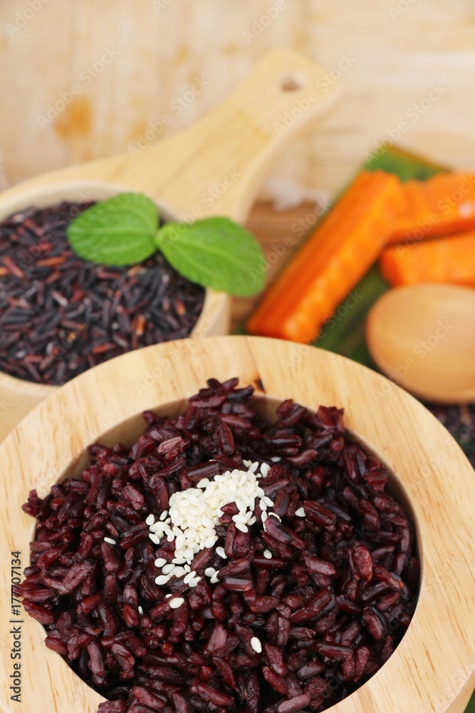 Cook black rice and raw organic riceberry rice Cook black rice and raw organic riceberry rice