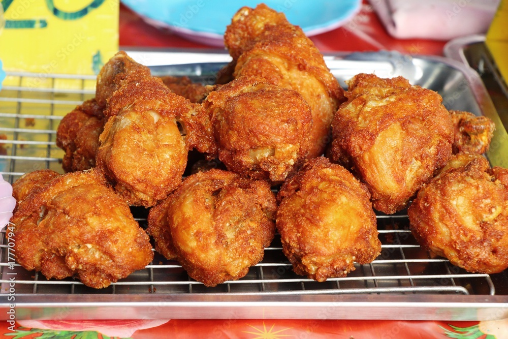 Naklejka premium Grilled chicken is delicious in the market