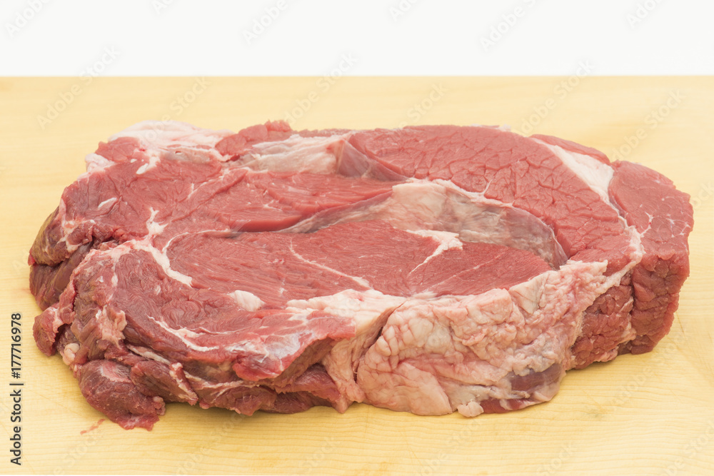 生のステーキ用牛肉