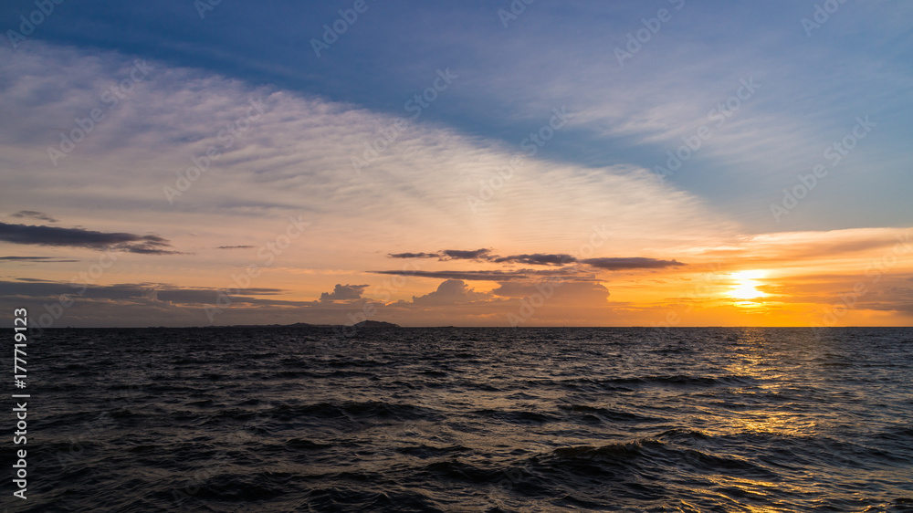 Obraz premium Sunset sky background on the beach.