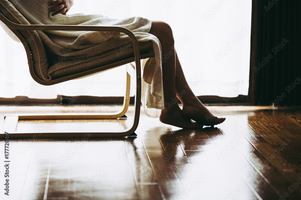 窓際で椅子に座っている寂しい女性 Stock 写真 Adobe Stock