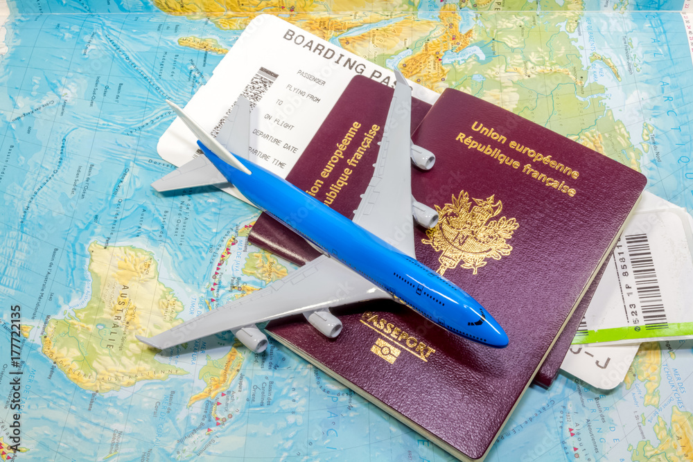 avion, passeports, carte d'accès à bord et ticket de bagages sur carte du  monde Stock Photo