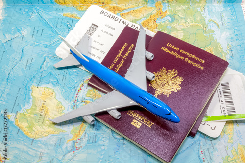 avion, passeports, carte d'accès à bord et ticket de bagages sur carte du monde 