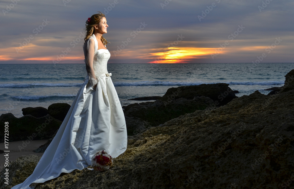 Novia recién casada enm la playa de noche. Novia recién casada enm la playa de noche.