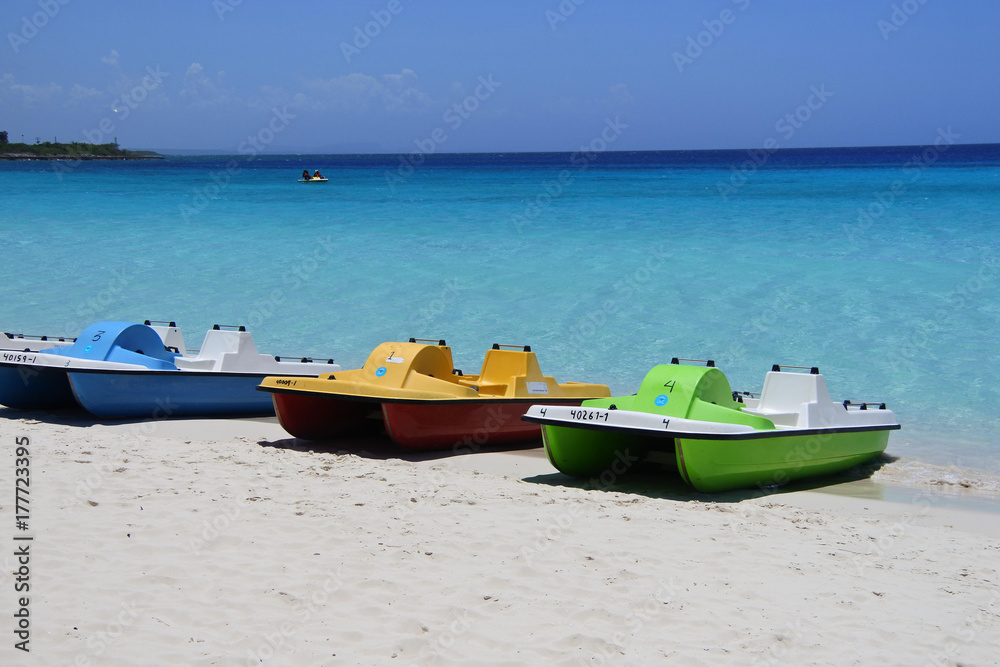 Naklejka premium Bunte Tretboote am Strand in der Karibik