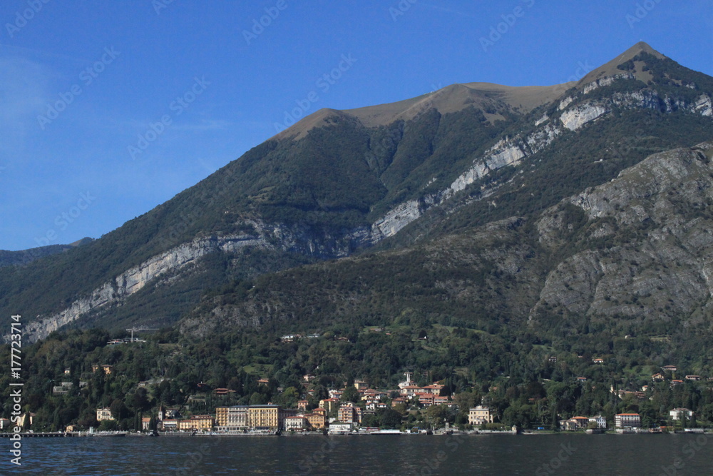 Blick über den Comer See auf Cadenabbia mit Monte di Tremezzo und Monte Crocione