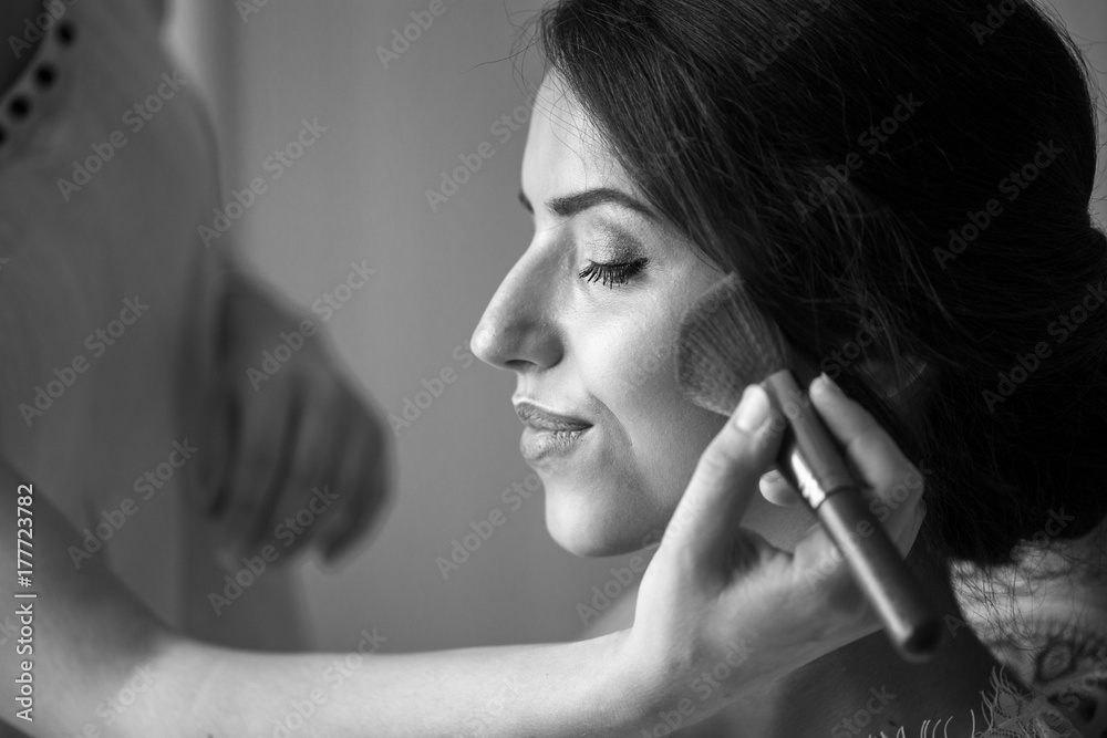 Obraz premium In the morning, a woman is given makeup before the wedding.