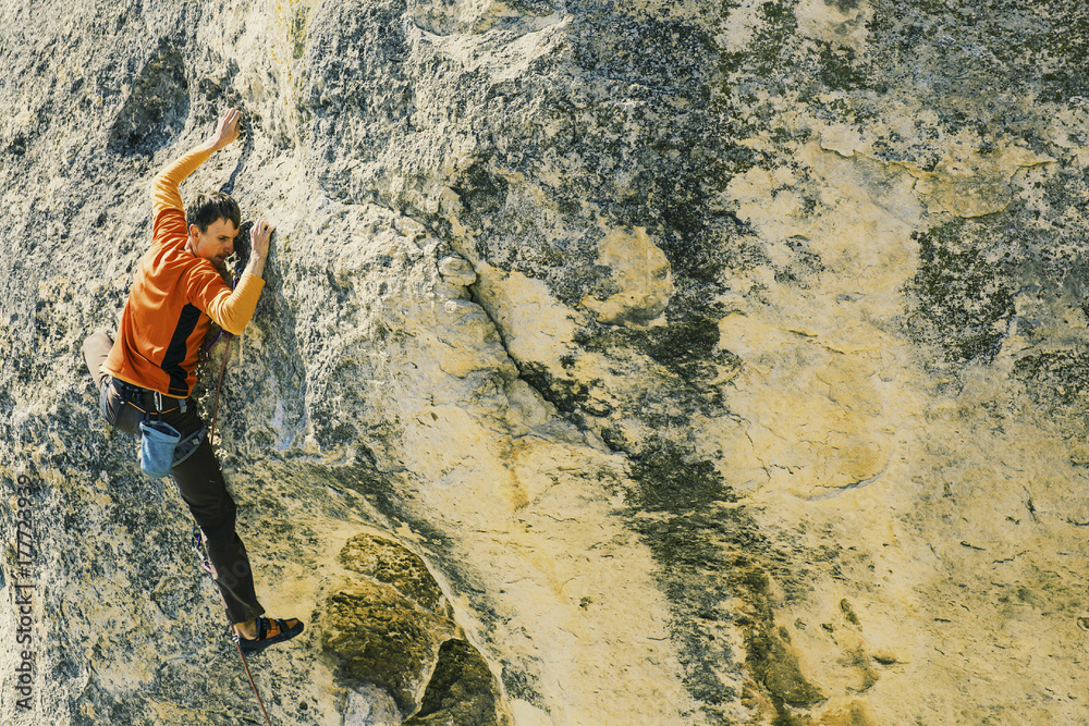 Obraz premium Climber to climb to the top of the mountain.