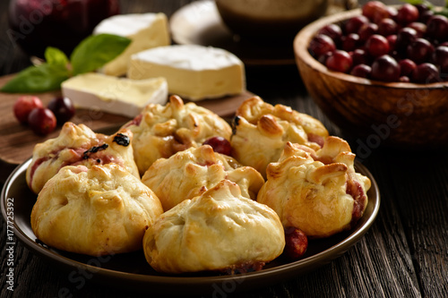 Obraz na plátně Puff pastry pies with camembert cheese and cranberries.