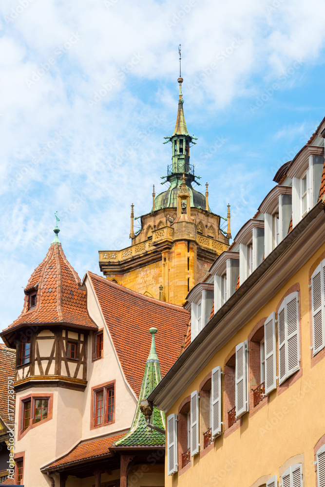 Ansicht einer Häuserfront mit alten Fachwerkhäusern und bunten Fensterläden in der schönen alten französischen Stadt Colmar im Elsass.