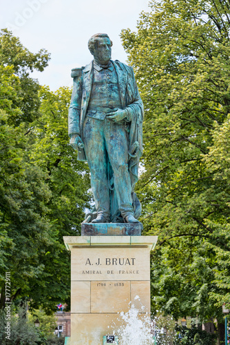 Die Bronzestatue des Admirals Bruat von dem brunnen auf dem Marsfeld in der französischen Stadt Colmar im Elsass photo