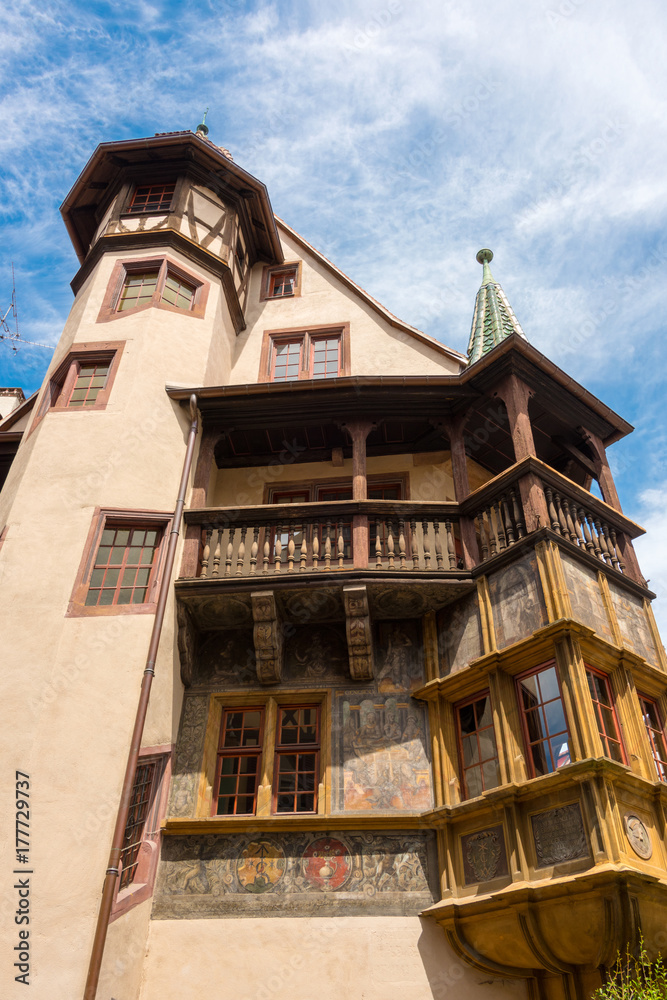 Altes Fachwerkhaus und ein Gebäude mit großem Turm in der schönen mittelalterlichen Stadt Colmar in Frankreich.